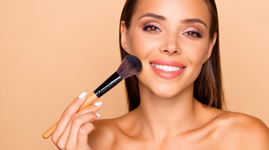 5 adımda belirgin elmacık kemiklerine sahip olun!