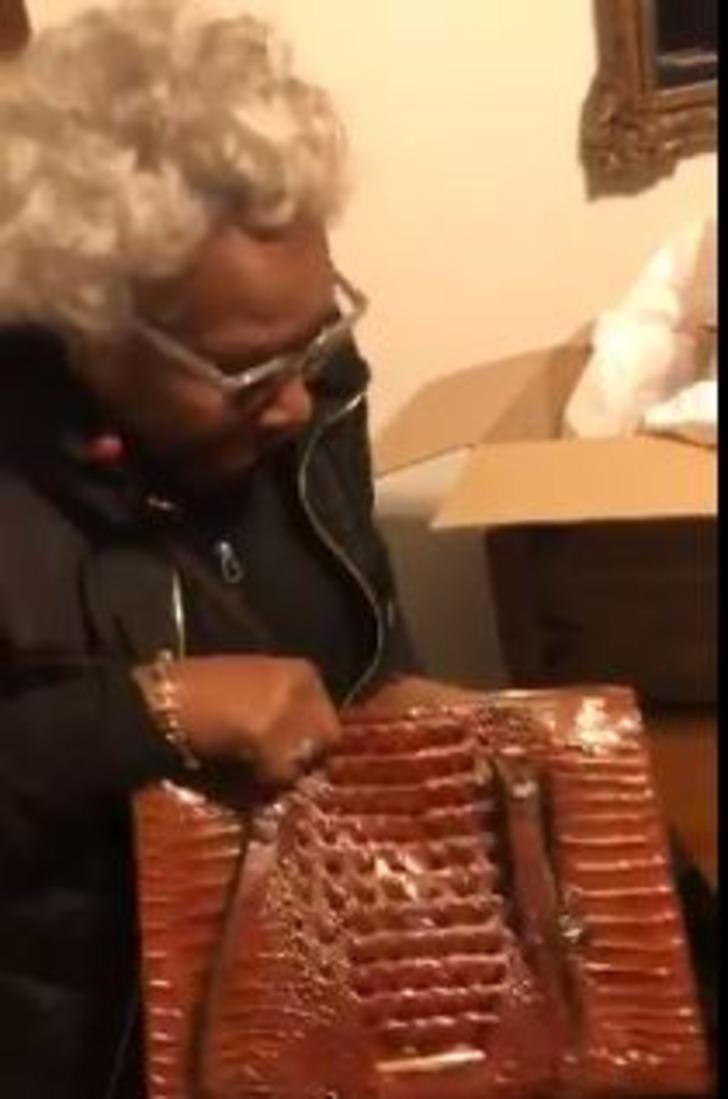 72 yaşındaki kadının 20 yıldır istediği çantaya kavuştuğu o anlar! G4