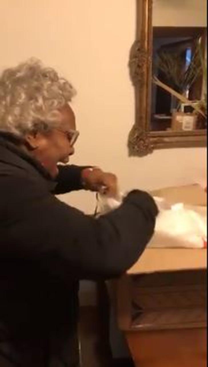 72 yaşındaki kadının 20 yıldır istediği çantaya kavuştuğu o anlar! G5