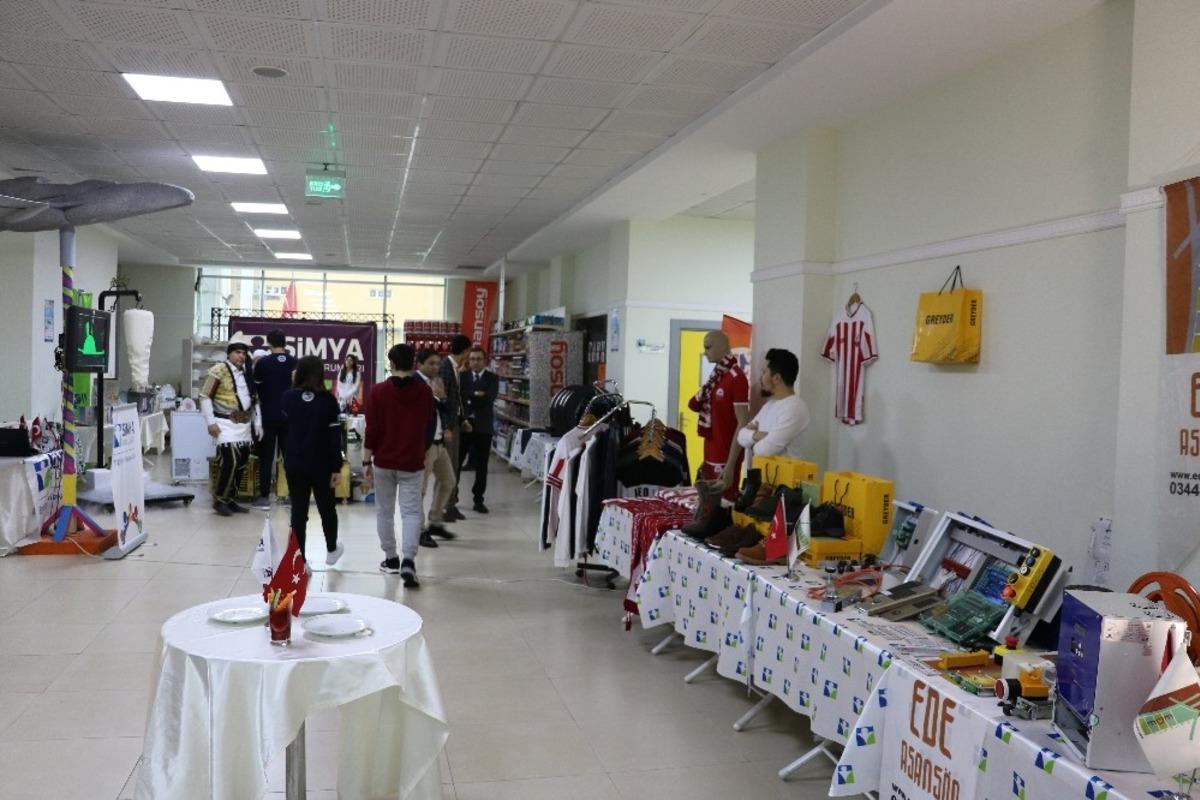 Okulda yerli milli &uuml;r&uuml;n sergisi