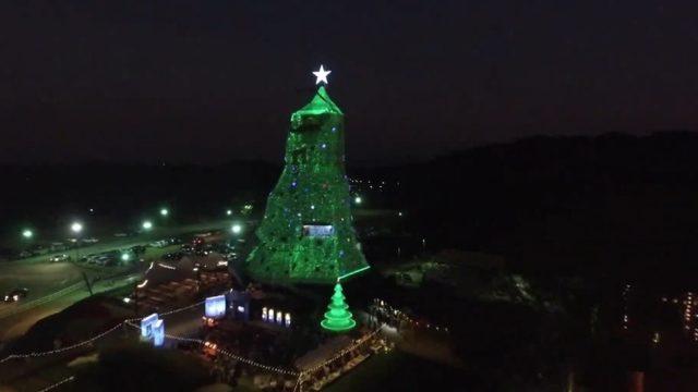 Tayland’da 100 bin plastik şişeden dev yılbaşı ağacı