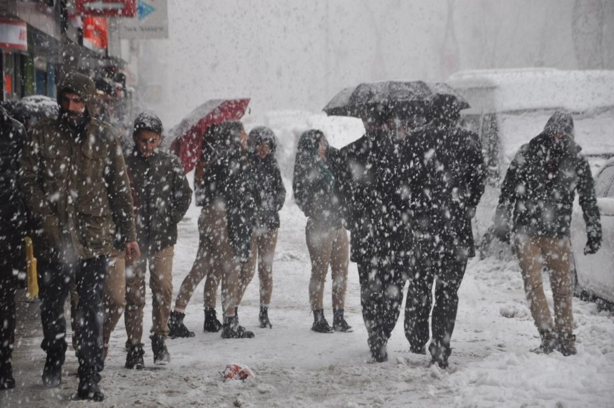 Y&uuml;ksekova&rsquo;da lapa lapa kar yağışı