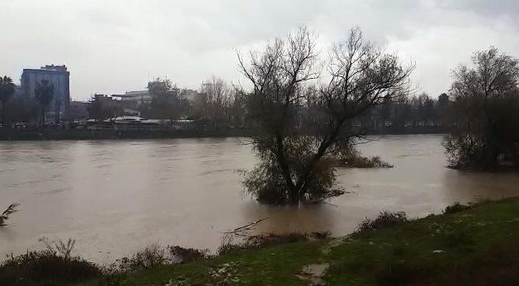 Adana'da sağanak yeniden başladı; 1 ilçede okullar tatil edildi (5) G3