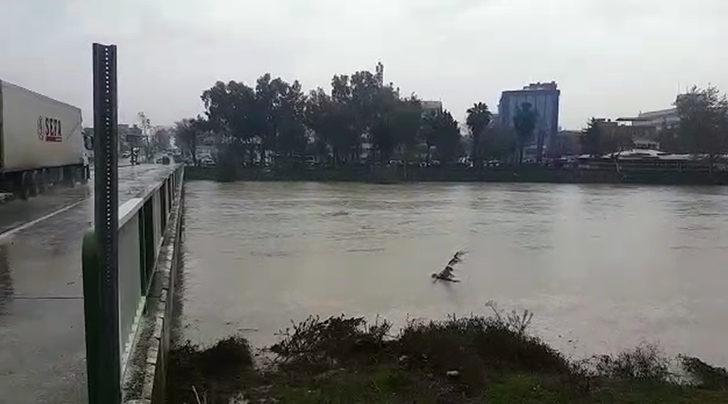 Adana'da sağanak yeniden başladı; 1 ilçede okullar tatil edildi (5) G4