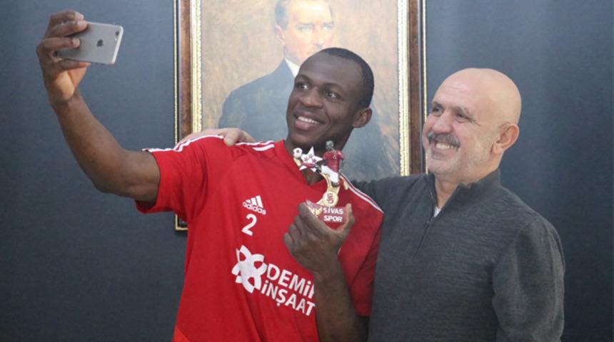 Sivasspor’un yıldızı Arouna Kone’yi mutlu eden hediye
