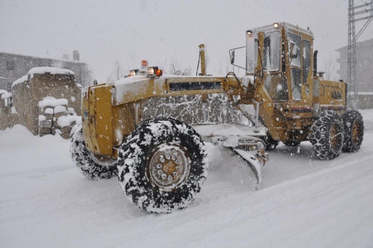 Y&uuml;ksekova&rsquo;da kar temizleme &ccedil;alışması