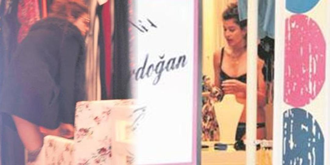 Mağazanın ortasında bikini denedi