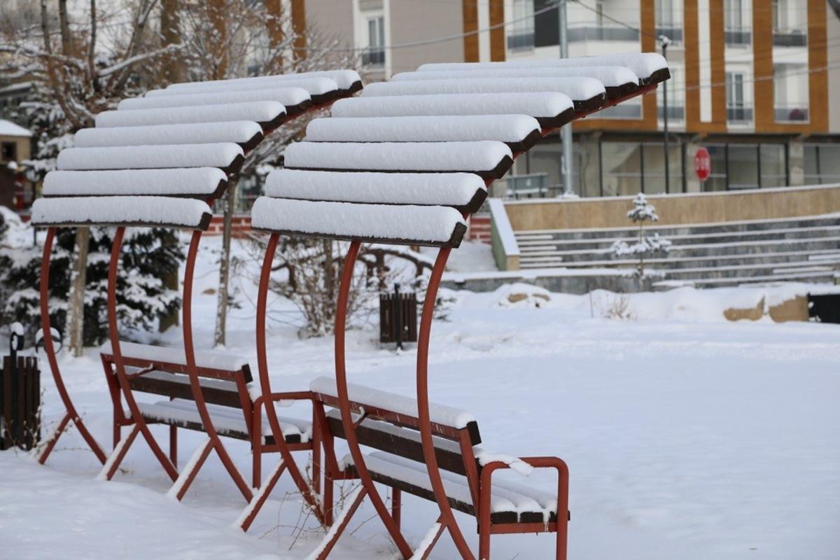 Başkale beyaz &ouml;rt&uuml;yle kaplandı
