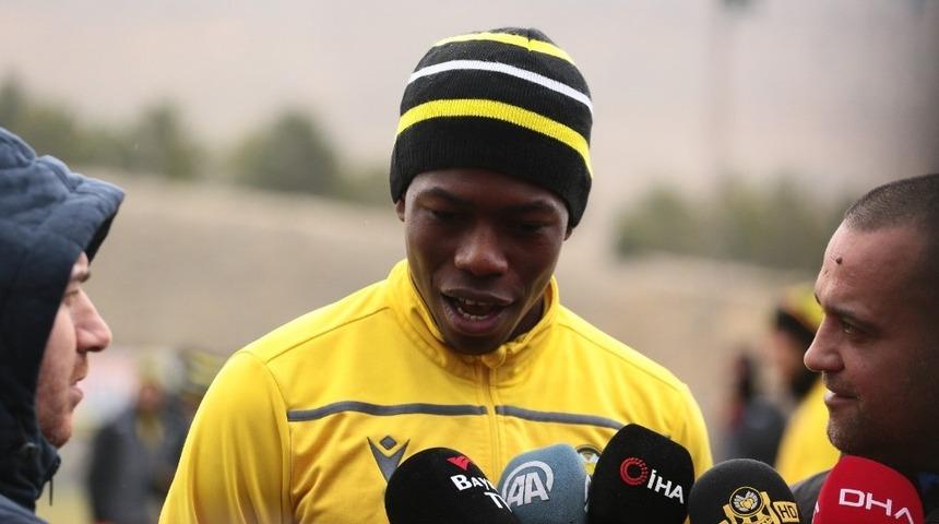 Teenage Hadebe: "T&uuml;rkiye&rsquo;nin b&uuml;y&uuml;k takımlarında forma giymek isterim"