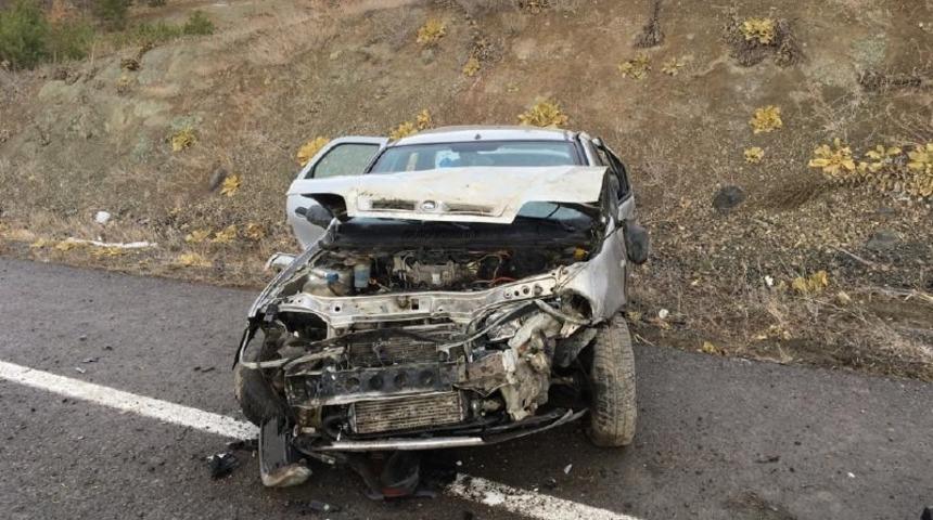 Tekerleği patlayan ara&ccedil; takla attı: 5 yaralı