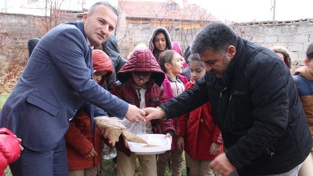 Minik kalpler sokak hayvanlarını unutmadı