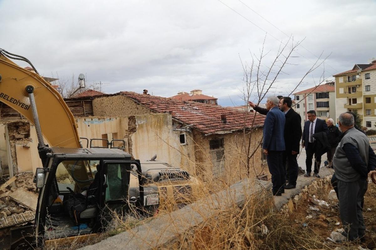 Metruk evler yıkılıyor