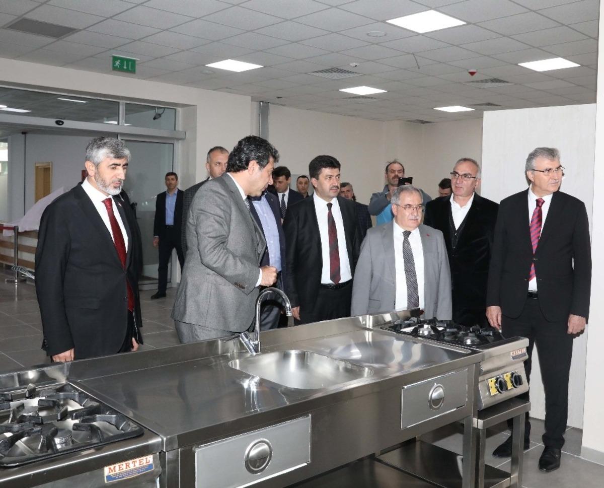 Turizm Fak&uuml;ltesi&rsquo;ne mutfak desteği