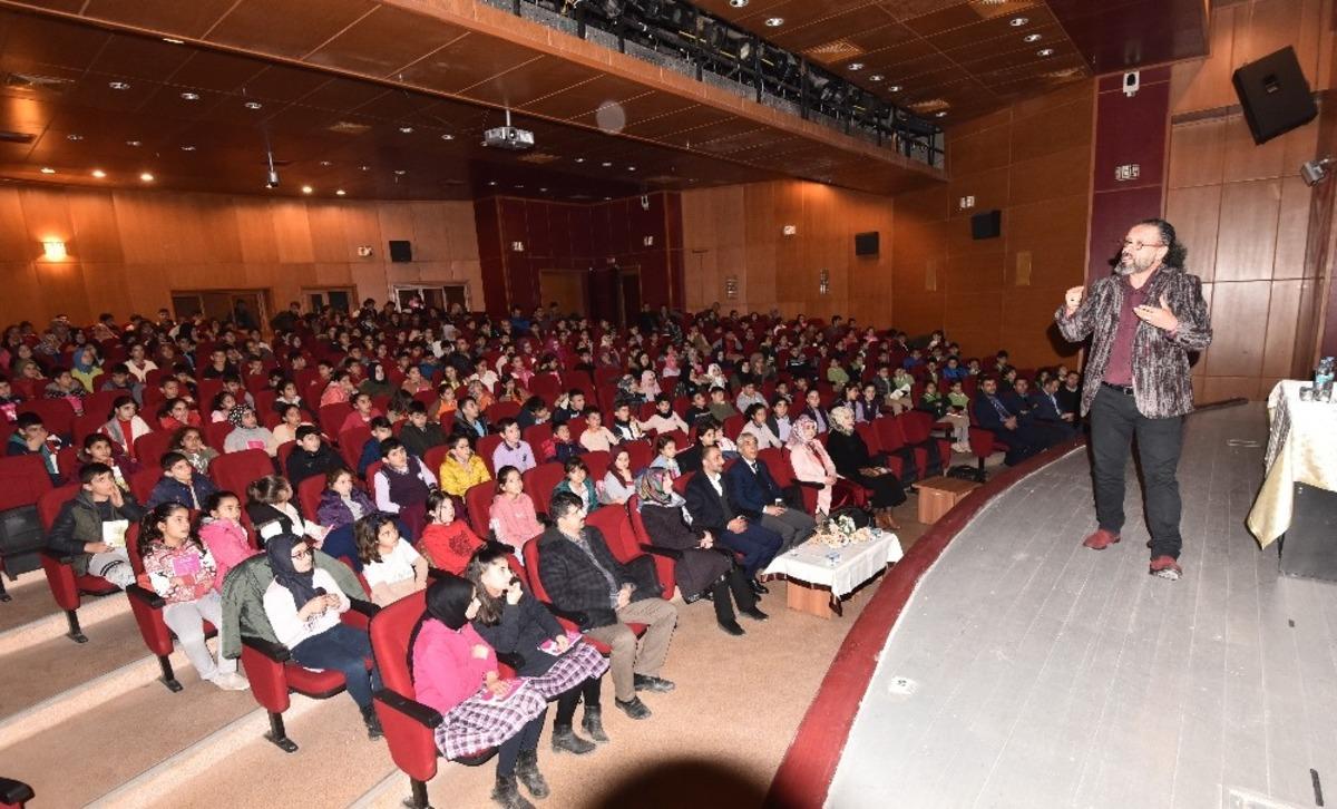 Yazar Sinan Yağmur, Ahlatlı &ouml;ğrencilerle buluştu