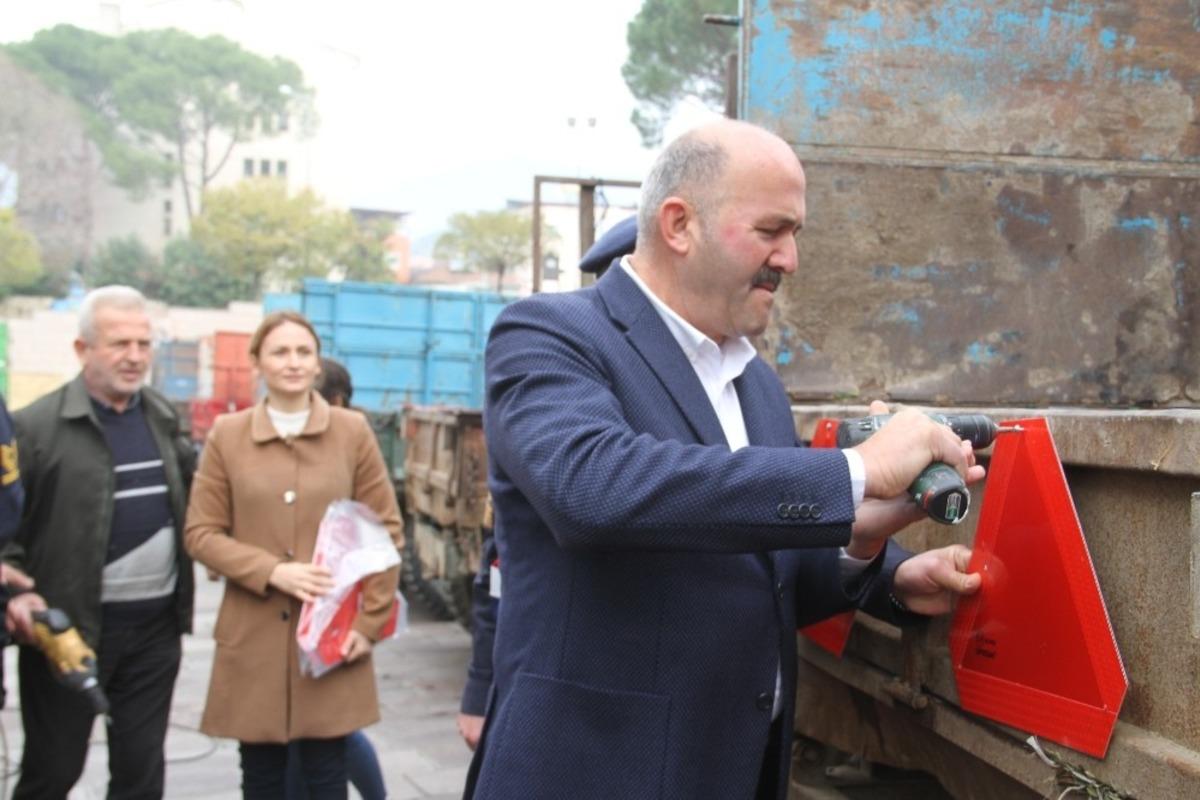 Kuyucak&rsquo;ta trakt&ouml;rlere reflekt&ouml;r takıldı