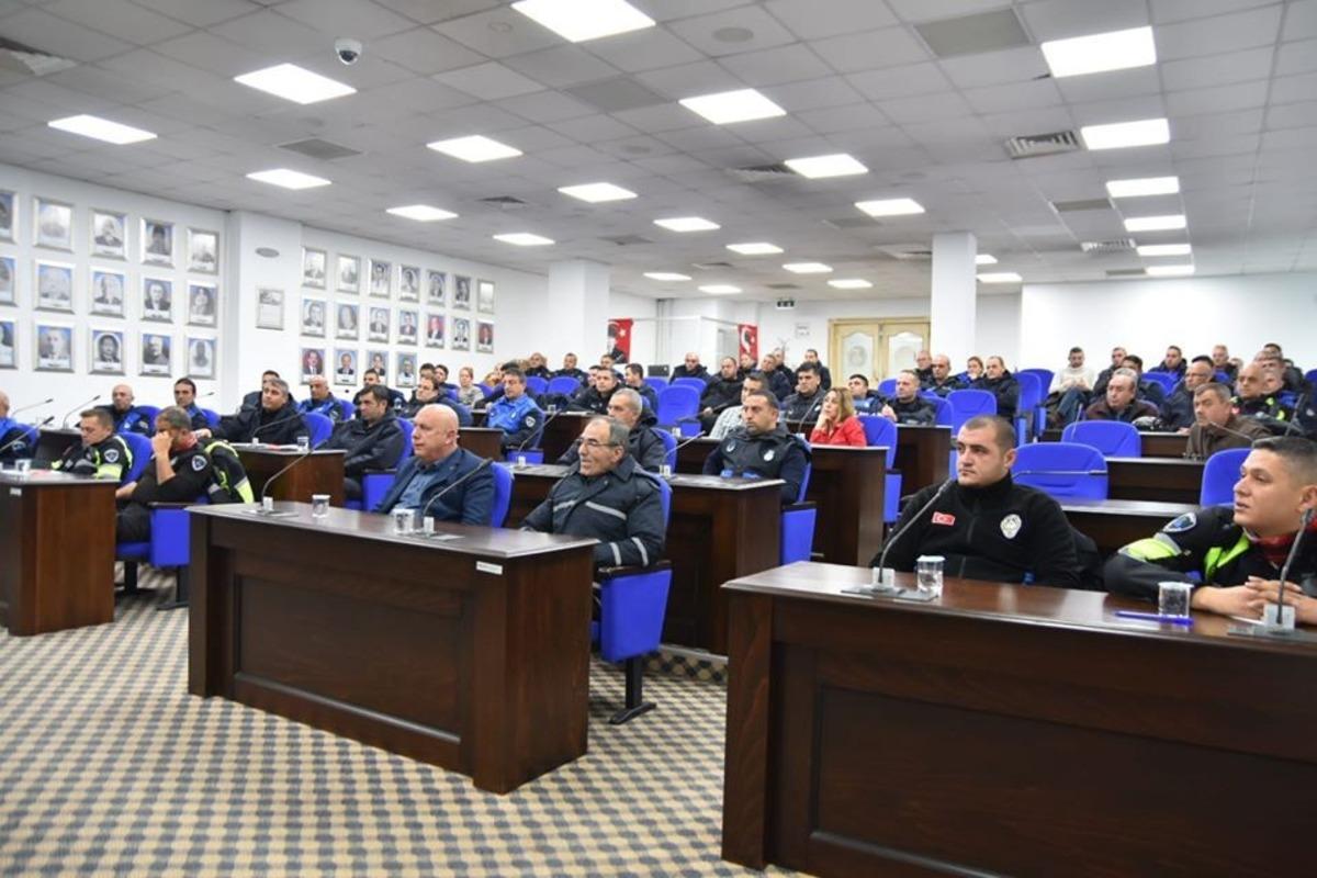 Edremit Belediyesi&rsquo;nden zabıtalara hizmet i&ccedil;i eğitim