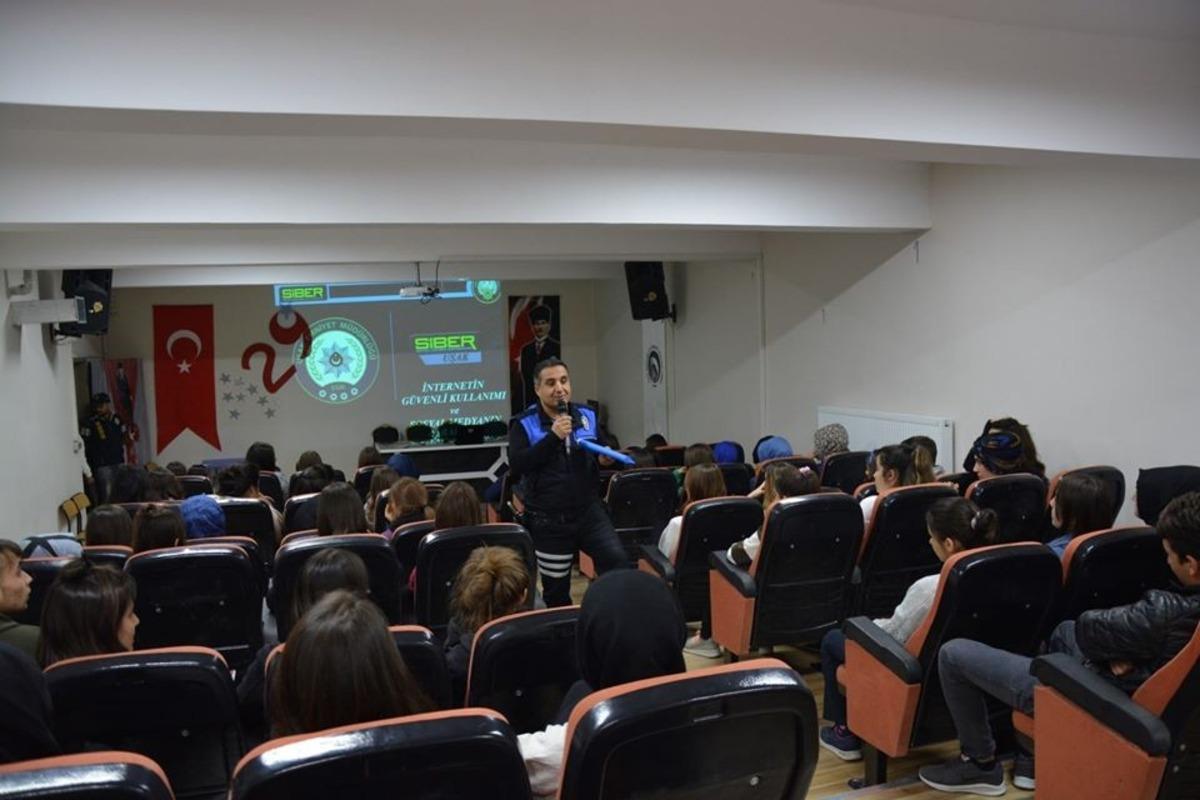 Uşak polisinden &lsquo;Sanal D&uuml;nyada G&uuml;vende Miyiz&rsquo; semineri
