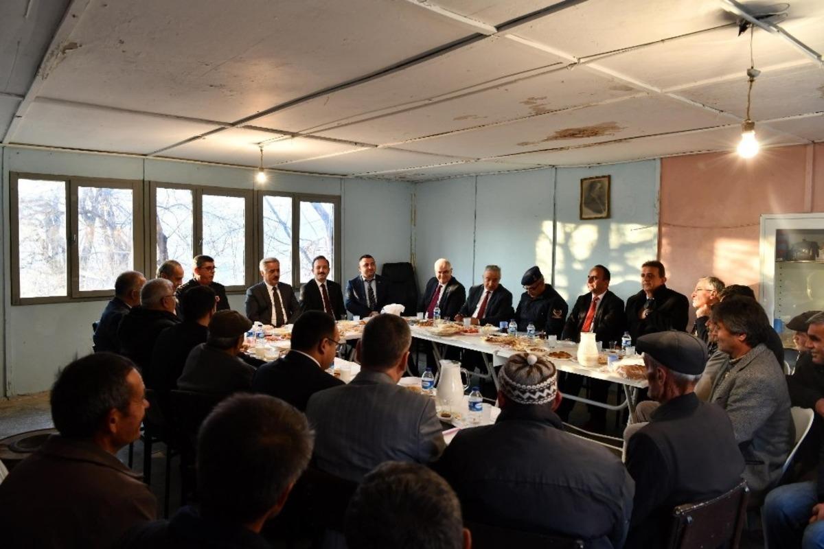 Atabey&rsquo;deki muhtarlar toplantısında tarım yapılan topraklara sahip &ccedil;ıkılması vurgusu