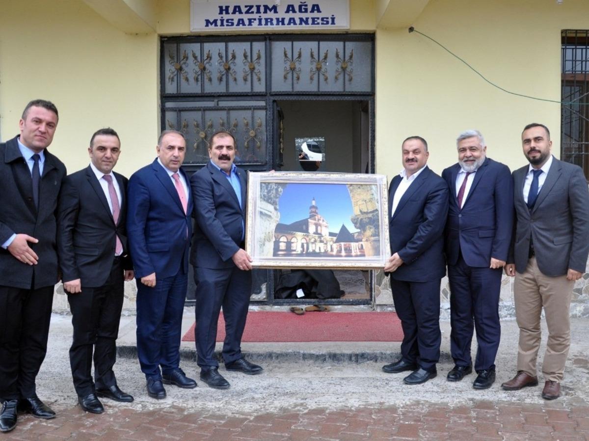 Şenoba Belediye Başkanı Babat, vatandaşların elektrik borcunu cebinden &ouml;dedi