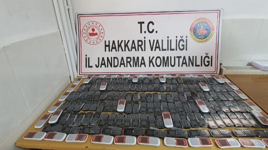 Derecik&rsquo;te &ccedil;ok sayıda g&uuml;mr&uuml;k ka&ccedil;ağı cep telefonu ele ge&ccedil;irildi