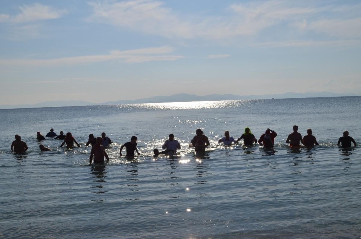 Aralık ayında sokak hayvanları i&ccedil;in denize girdiler