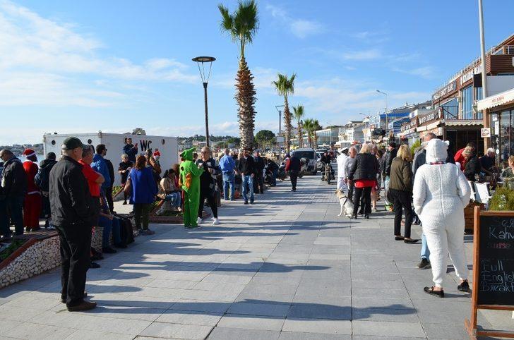 Aralık ayında sokak hayvanları için denize girdiler G2