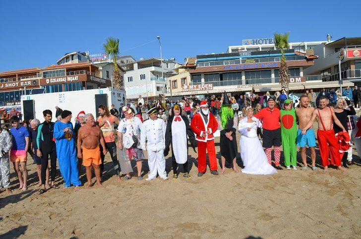 Aralık ayında sokak hayvanları için denize girdiler G3