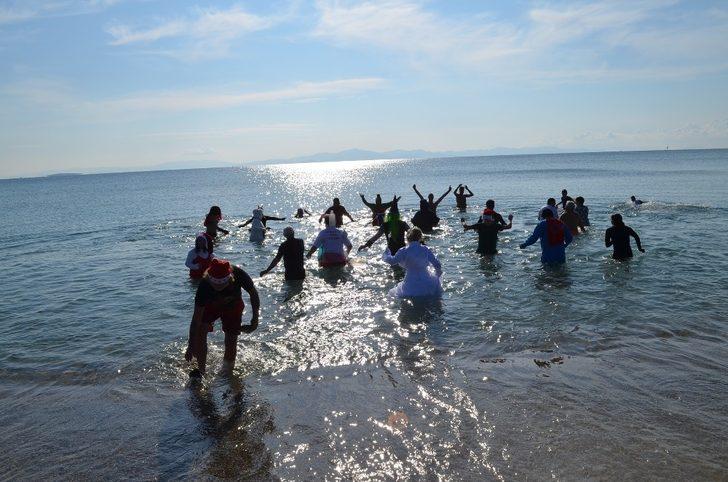 Aralık ayında sokak hayvanları için denize girdiler G4