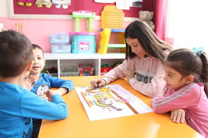 Liseli öğrenciler, minik öğrencilere kitap okudu G1