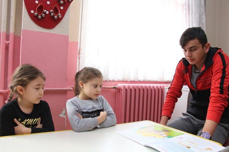 Liseli öğrenciler, minik öğrencilere kitap okudu G2