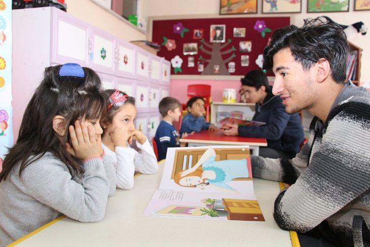 Liseli öğrenciler, minik öğrencilere kitap okudu G3