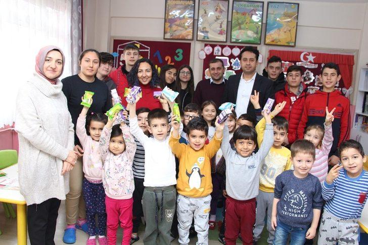 Liseli öğrenciler, minik öğrencilere kitap okudu G5