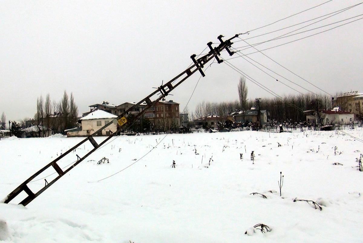 Karın etkisi altındaki G&ouml;ksun'da 24 saati aşkın s&uuml;redir elektrikler kesik (2)