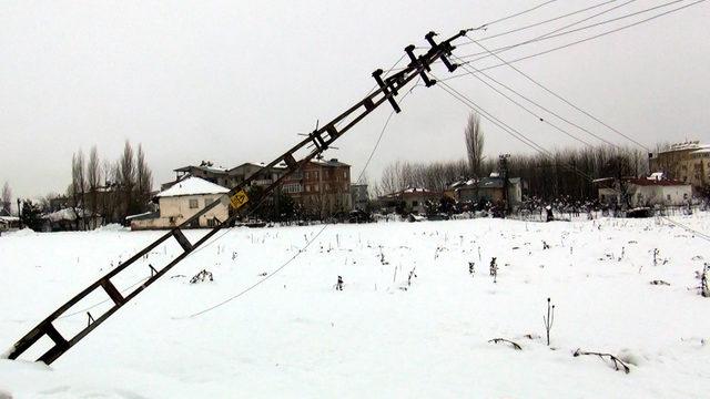 Karın etkisi altındaki Göksun'da 24 saati aşkın süredir elektrikler kesik (2)
