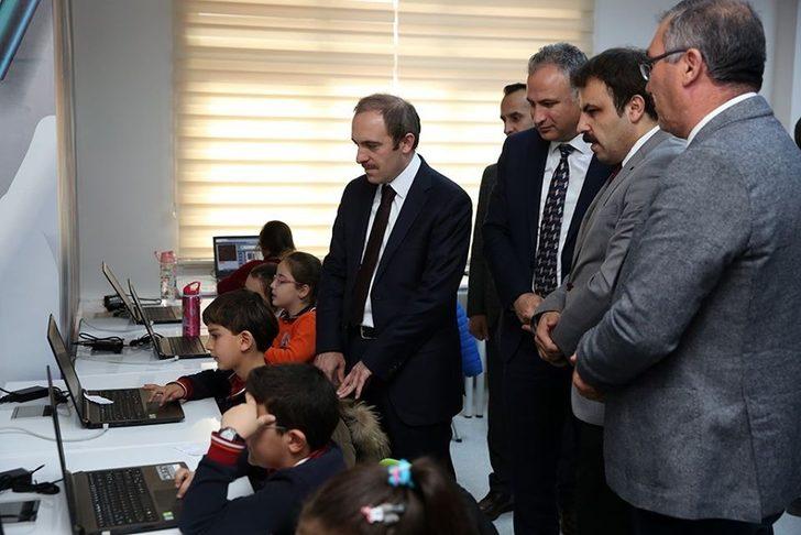 Vali Cüneyt Epcim, STEM atölyesinin açılışını gerçekleştirdi G2