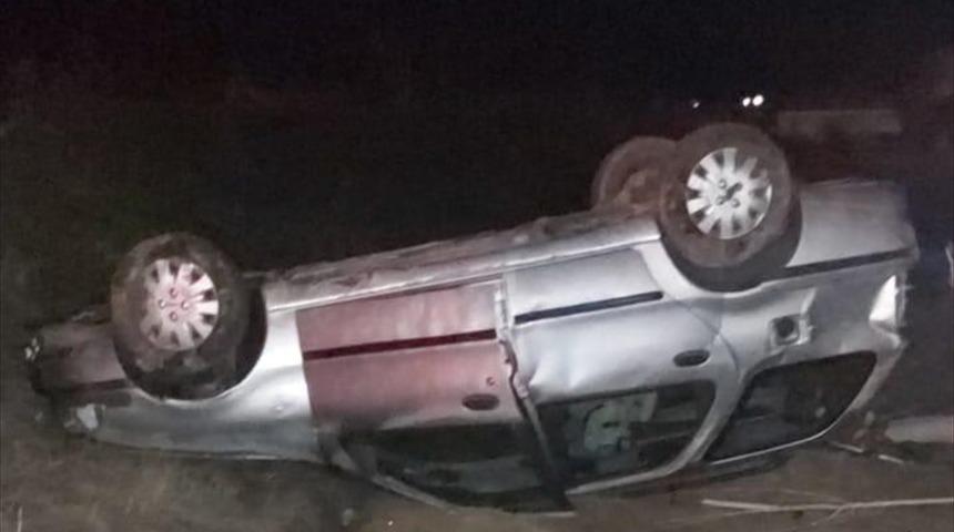 K&ouml;peğe &ccedil;arpmamak i&ccedil;in manevra yapan otomobil devrildi: 2 yaralı