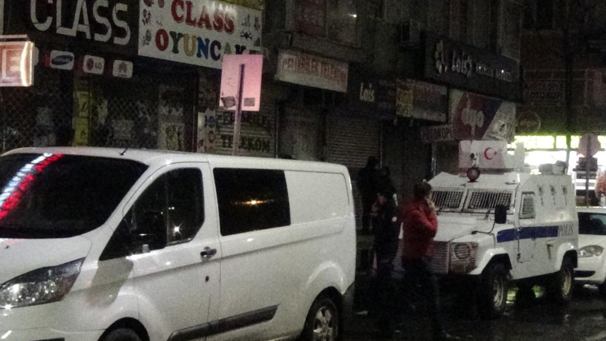 Kucağında bebeği varken &ouml;ld&uuml;r&uuml;len kadının kardeşi hakkında yakalama kararı