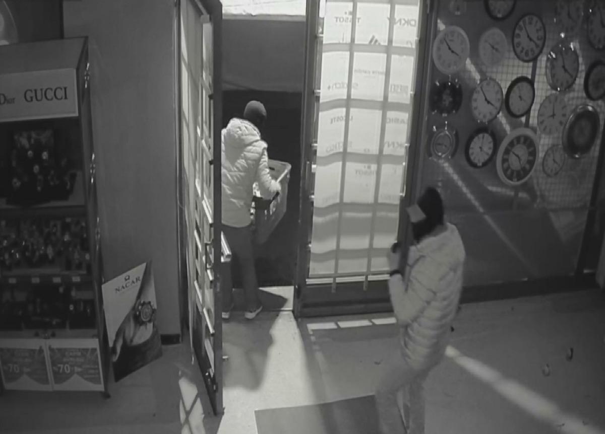 İstanbul'da film gibi soygun! 100 bin liralık saat &ccedil;aldılar