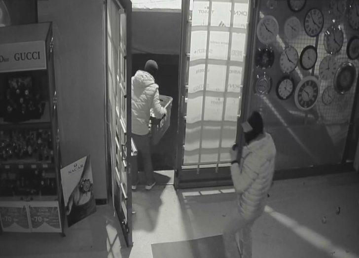 İstanbul'da film gibi soygun! 100 bin liralık saat çaldılar G3