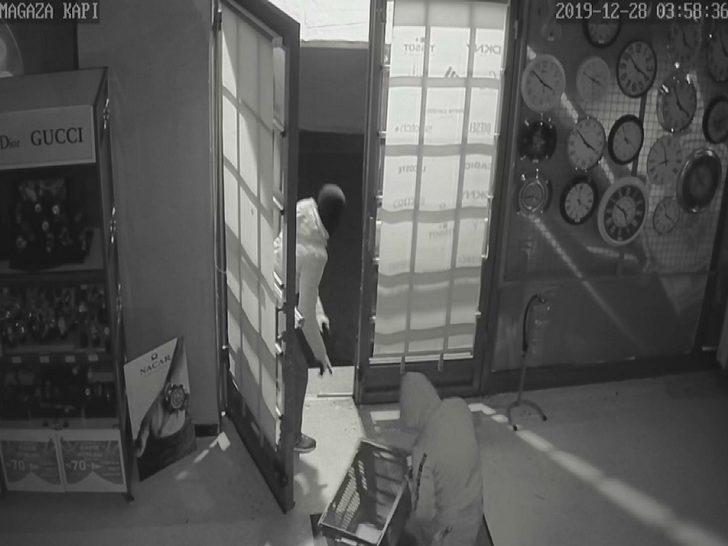 İstanbul'da film gibi soygun! 100 bin liralık saat çaldılar G2