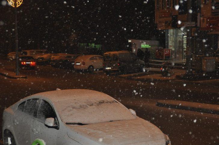 Afyonkarahisar'da etkili olan kar yağışı vatandaşları sevindirdi G4