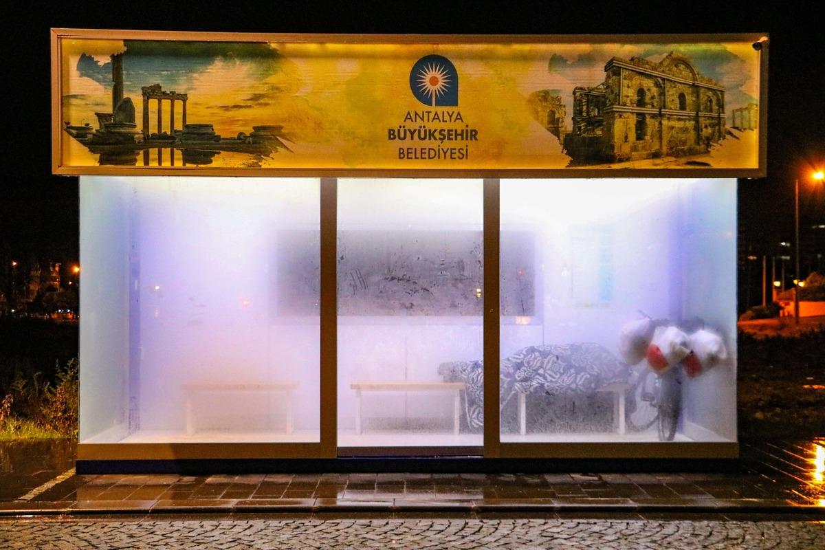 Antalya'da klimalı duraklar evsizlere ev oldu