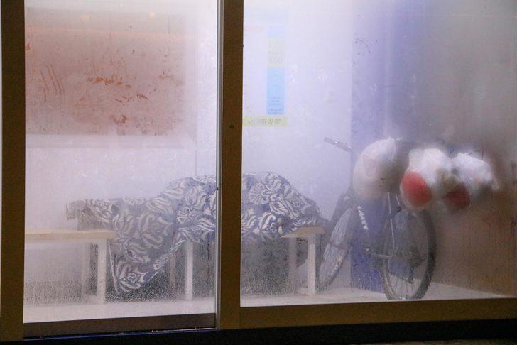 Antalya'da klimalı duraklar evsizlere ev oldu G3