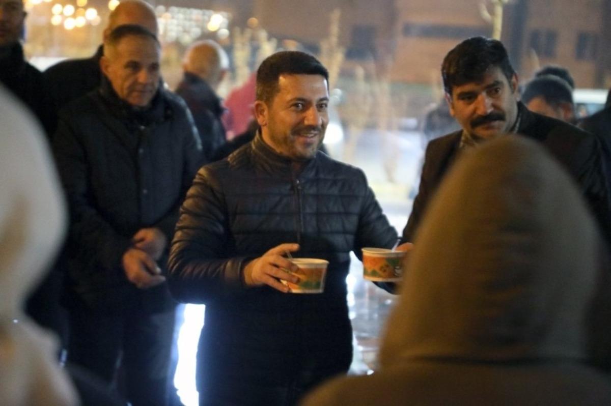 Başkan Arı final sınavına hazırlanan &ouml;ğrencilere &ccedil;orba ikram etti