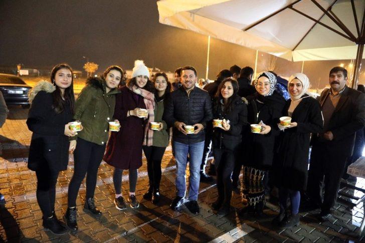 Başkan Arı final sınavına hazırlanan öğrencilere çorba ikram etti G2