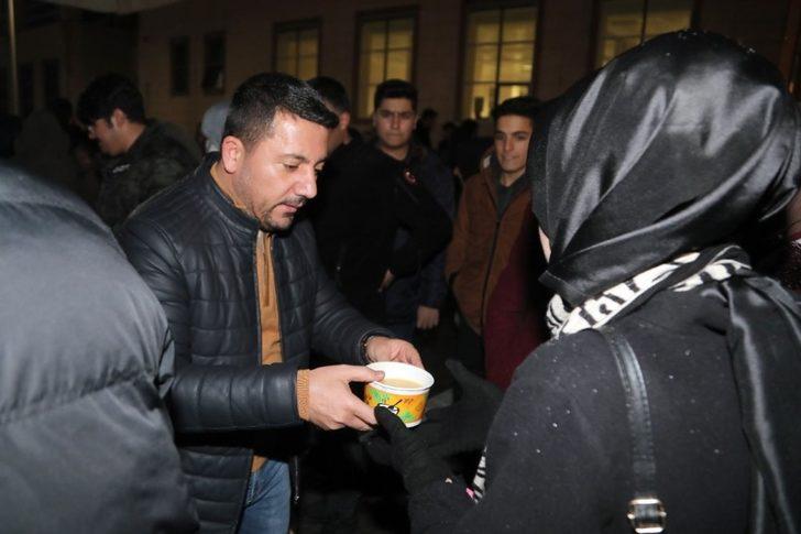 Başkan Arı final sınavına hazırlanan öğrencilere çorba ikram etti G3