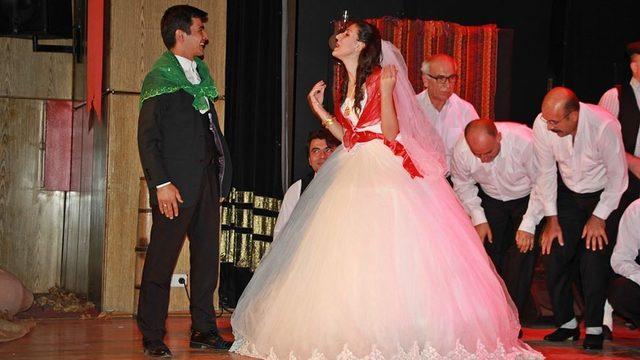 Bozlak türküler tiyatro ile canlandırıldı