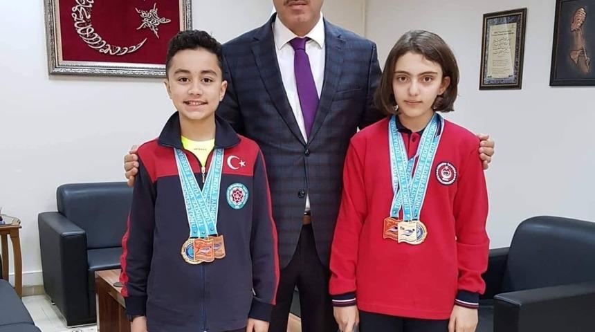 Başarılı sporculara, spor malzemesi hediye etti