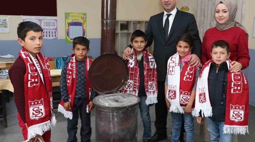 M&uuml;d&uuml;rden &ouml;ğrencilere ma&ccedil; s&ouml;z&uuml;