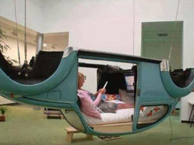 Salonuna araba parçalarından köşe yaptı!